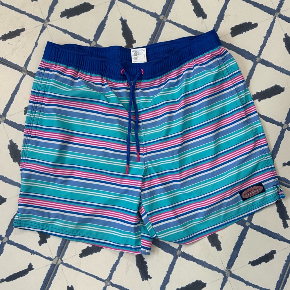 Vineyard Vines EUC men’s striped swimsuit
